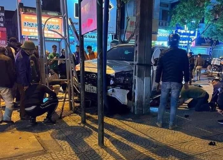 Tài xế 'bỏ chạy' khỏi hiện trường sau khi gây tai nạn liên hoàn - Ảnh 2.
