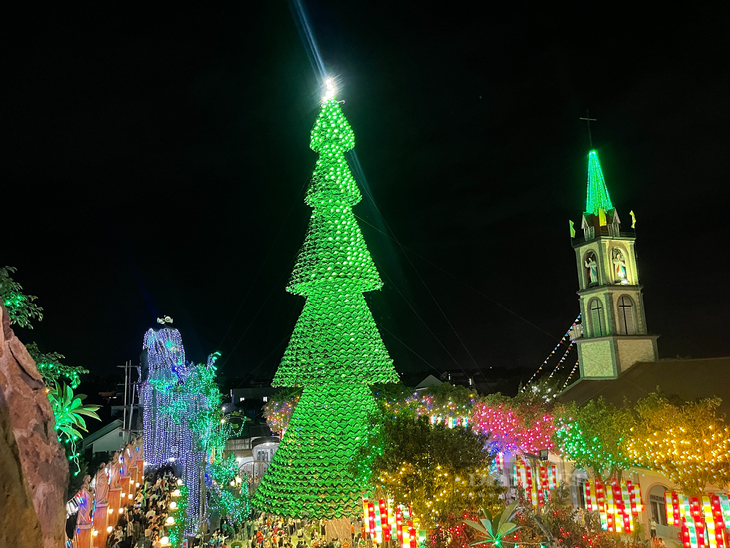 Đón Giáng sinh với những cây thông Noel "độc, lạ" nhất Việt Nam - Ảnh 3.