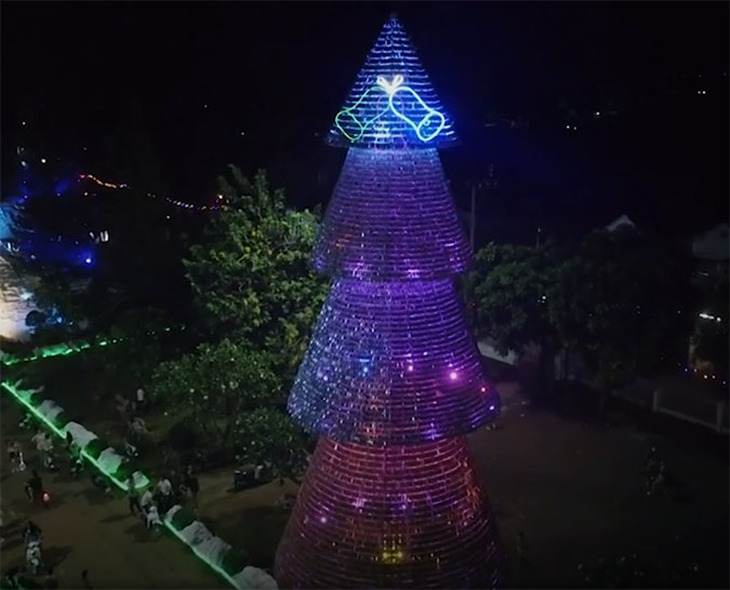 Đón Giáng sinh với những cây thông Noel "độc, lạ" nhất Việt Nam - Ảnh 4.