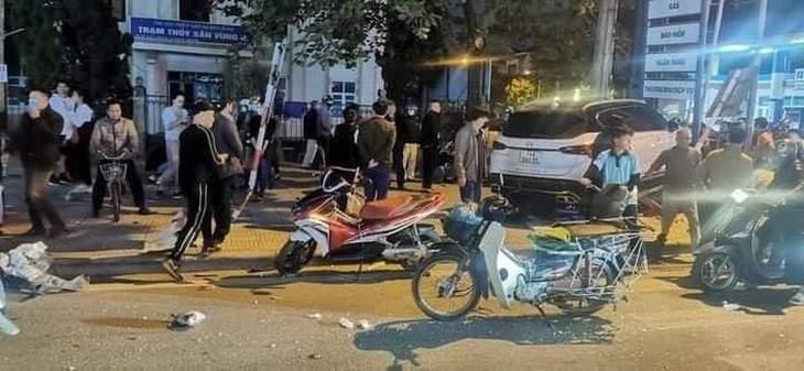 Tài xế 'bỏ chạy' khỏi hiện trường sau khi gây tai nạn liên hoàn - Ảnh 1.