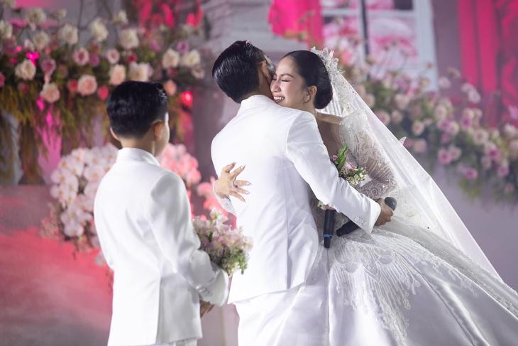 Khánh Thi nghẹn lời trong đám cưới: "Ngày hôm nay em thực sự tìm thấy chồng mình rồi" - Ảnh 5.
