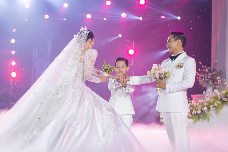 Khánh Thi nghẹn lời trong đám cưới: "Ngày hôm nay em thực sự tìm thấy chồng mình rồi" - Ảnh 11.