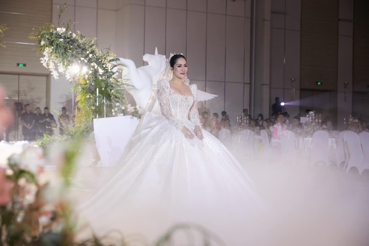Khánh Thi nghẹn lời trong đám cưới: "Ngày hôm nay em thực sự tìm thấy chồng mình rồi" - Ảnh 15.