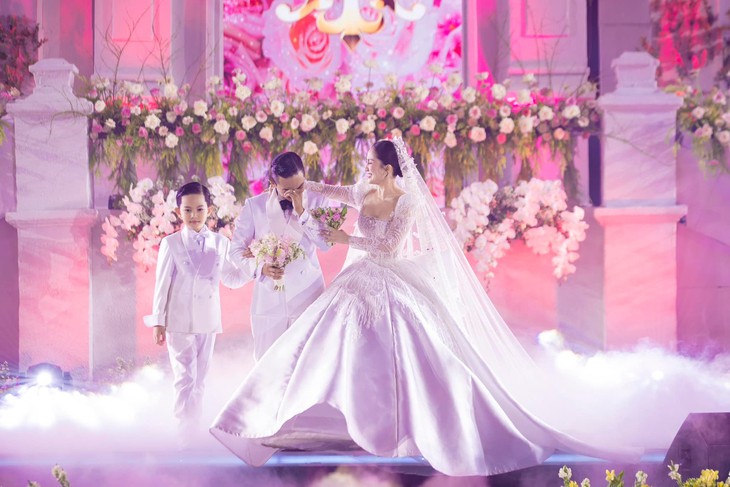 Khánh Thi nghẹn lời trong đám cưới: "Ngày hôm nay em thực sự tìm thấy chồng mình rồi" - Ảnh 17.