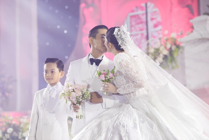 Khánh Thi nghẹn lời trong đám cưới: "Ngày hôm nay em thực sự tìm thấy chồng mình rồi" - Ảnh 19.