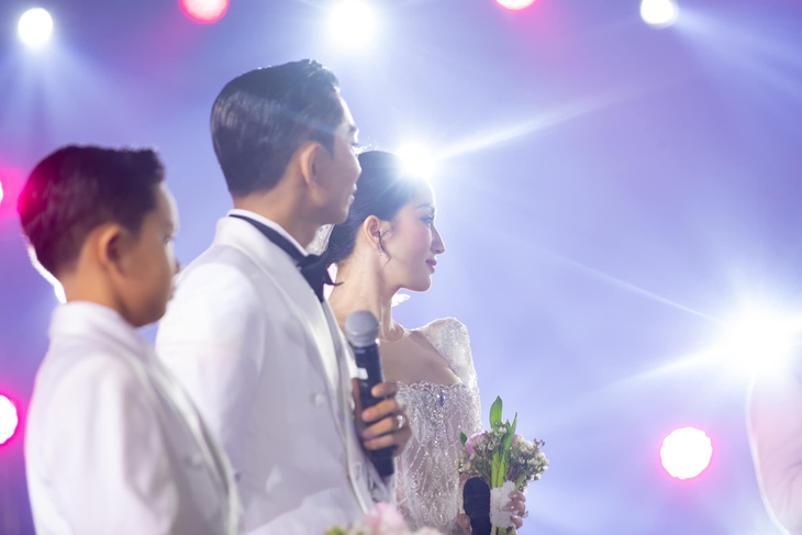Khánh Thi nghẹn lời trong đám cưới: "Ngày hôm nay em thực sự tìm thấy chồng mình rồi" - Ảnh 6.