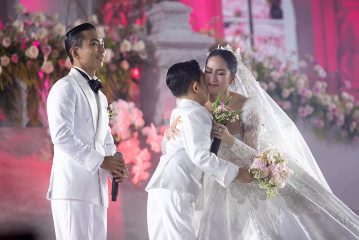 Khánh Thi nghẹn lời trong đám cưới: "Ngày hôm nay em thực sự tìm thấy chồng mình rồi" - Ảnh 10.
