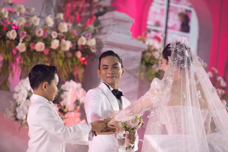Khánh Thi nghẹn lời trong đám cưới: "Ngày hôm nay em thực sự tìm thấy chồng mình rồi" - Ảnh 13.