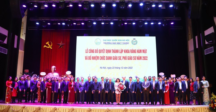 Trường ĐH Y Dược - ĐH Quốc gia Hà Nội: Vinh danh 10 Phó giáo sư - Ảnh 3.