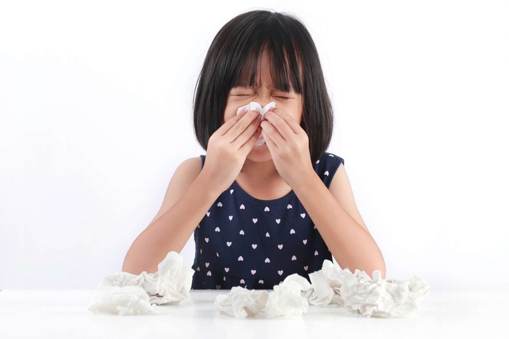 Trẻ mắc bệnh đường hô hấp khi giao mùa, bác sĩ khuyên gì? - Ảnh 1. Trẻ mắc bệnh đường hô hấp khi giao mùa, bác sĩ khuyên gì? - Ảnh 1.