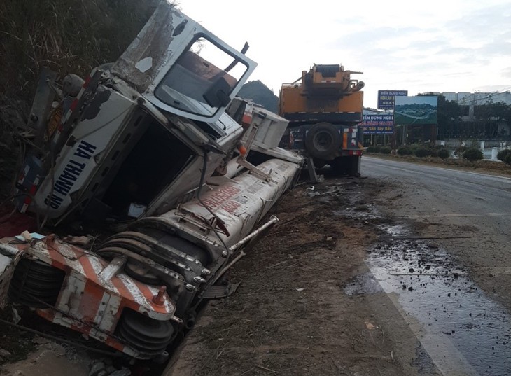 Xe cẩu lao vào ta luy QL6 khiến tài xế và phụ xe bị thương nặng - Ảnh 1.