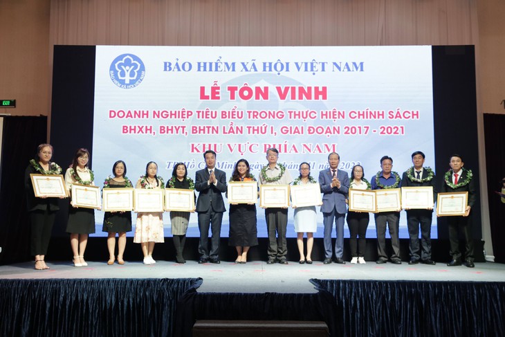 Tôn vinh 103 doanh nghiệp tiêu biểu thực hiện chính sách BHXH, BHYT, bảo hiểm thất nghiệp ở phía Nam
- Ảnh 1. Tôn vinh 103 doanh nghiệp tiêu biểu thực hiện chính sách BHXH, BHYT, bảo hiểm thất nghiệp ở phía Nam
- Ảnh 1.