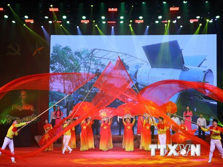 Lễ kỷ niệm 50 năm Chiến thắng Hà Nội - Điện Biên Phủ trên không