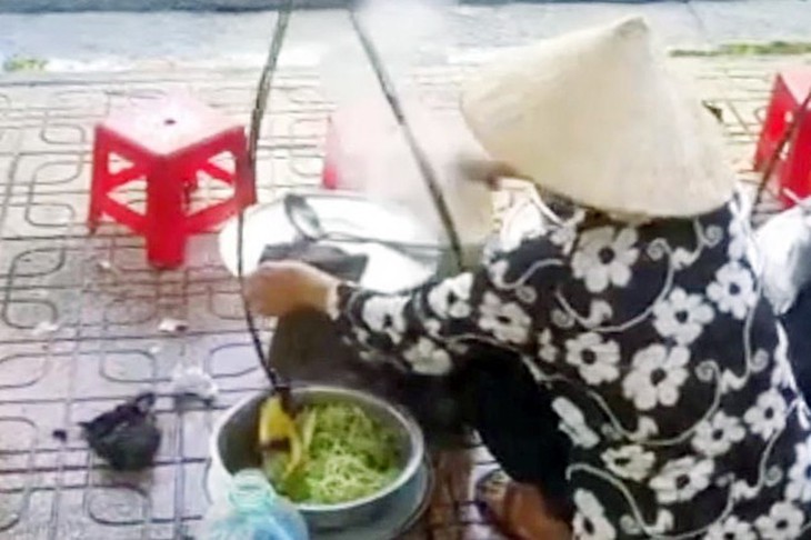 Người bán hàng rong vụ "đổ thức ăn thừa vào nồi để bán tiếp" bị phạt 2,5 triệu đồng - Ảnh 1. Người bán hàng rong vụ "đổ thức ăn thừa vào nồi để bán tiếp" bị phạt 2,5 triệu đồng - Ảnh 1.