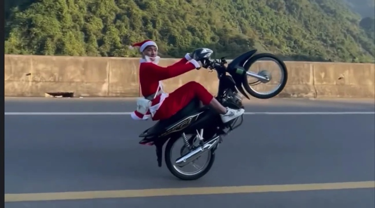 Thái Nguyên: Khởi tố nam thanh niên mặc quần áo ông già Noel bốc đầu xe - Ảnh 2. Thái Nguyên: Khởi tố nam thanh niên mặc quần áo ông già Noel bốc đầu xe - Ảnh 2.