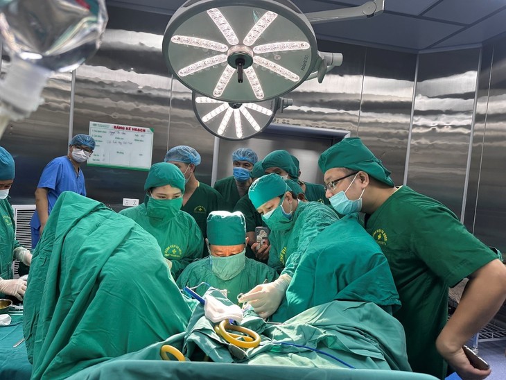 Phẫu thuật thành công són tiểu bằng mô tự thân và điều trị táo bón do sa trực tràng kiểu túi bằng khâu treo - Ảnh 1.