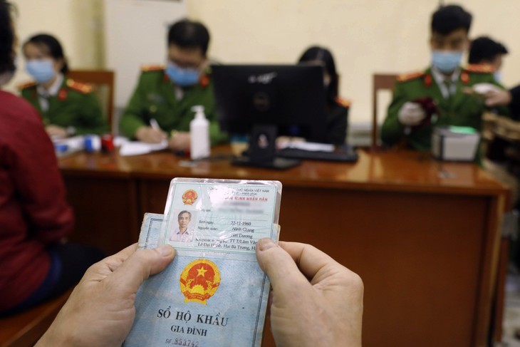 Thủ tục khai sinh, kết hôn thế nào sau khi bỏ sổ hộ khẩu? - Ảnh 1.