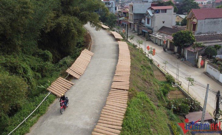 Tất bật đến đêm vẫn không đủ bánh đa bán Tết - Ảnh 1.