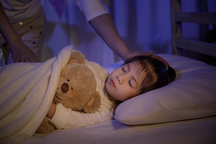 Trẻ xem ti vi, điện thoại nhiều bị rối loạn giấc ngủ - Ảnh 2.