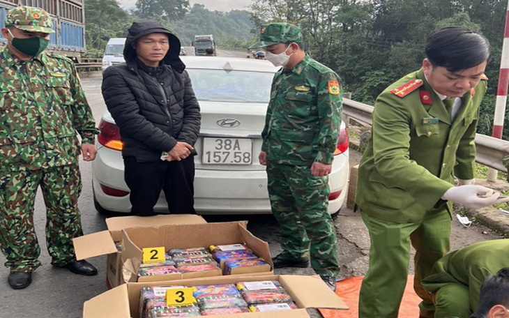 Bắt vụ vận chuyển hơn 1 tạ pháo đang trên đường về xuôi bán kiếm lời - Ảnh 1.