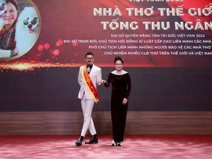 Thông tin mới nhất vụ "nhà thơ thế giới" Tống Thu Ngân gây xôn xao dư luận - Ảnh 1. Thông tin mới nhất vụ "nhà thơ thế giới" Tống Thu Ngân gây xôn xao dư luận - Ảnh 1.