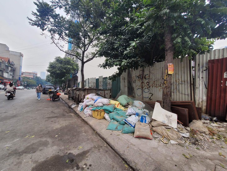 Dân kêu trời vì điểm tập kết rác bốc mùi hôi thối - Ảnh 1. Dân kêu trời vì điểm tập kết rác bốc mùi hôi thối - Ảnh 1.