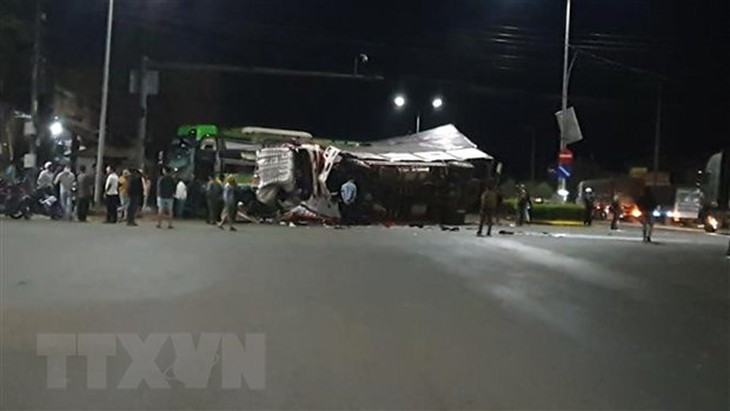 Xe khách giường nằm và xe tải tông nhau, hàng chục người bị thương - Ảnh 4. Xe khách giường nằm và xe tải tông nhau, hàng chục người bị thương - Ảnh 4.
