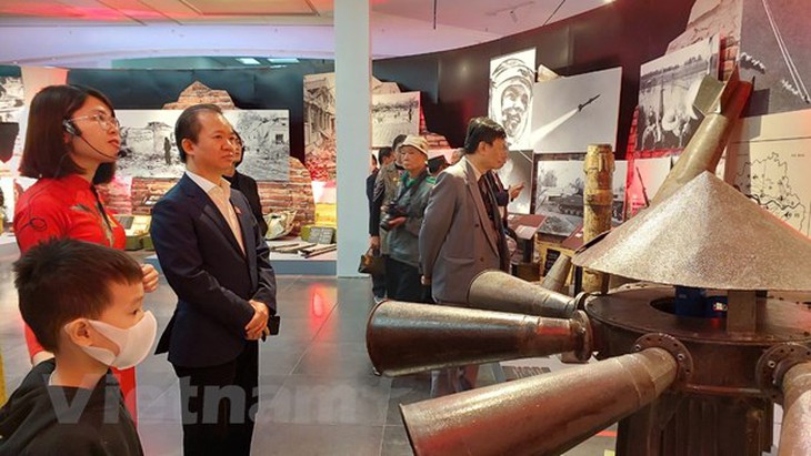 Triển lãm 'Hà Nội 1972': Cận cảnh quả bom từng rơi xuống Khâm Thiên - Ảnh 1.