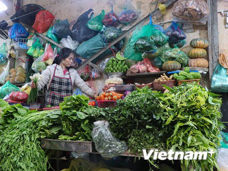 Sau gần một tháng 'tăng nóng' do thời tiết rét đậm, giá rau xanh đã giảm nhẹ tại các chợ Hà Nội trong những ngày cuối năm. (Ảnh: Việt Anh/Vietnam+)