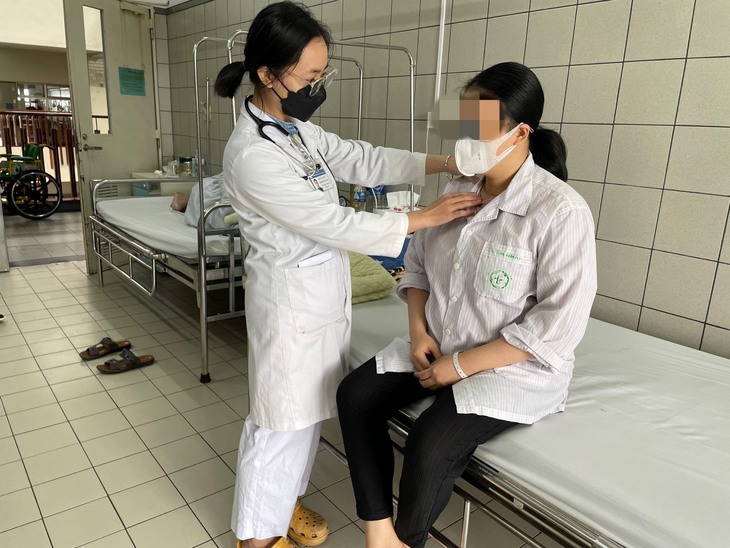 Người phụ nữ mắc ung thư tuyến giáp, u tuyến thượng thận vẫn sinh con khỏe mạnh - Ảnh 1.