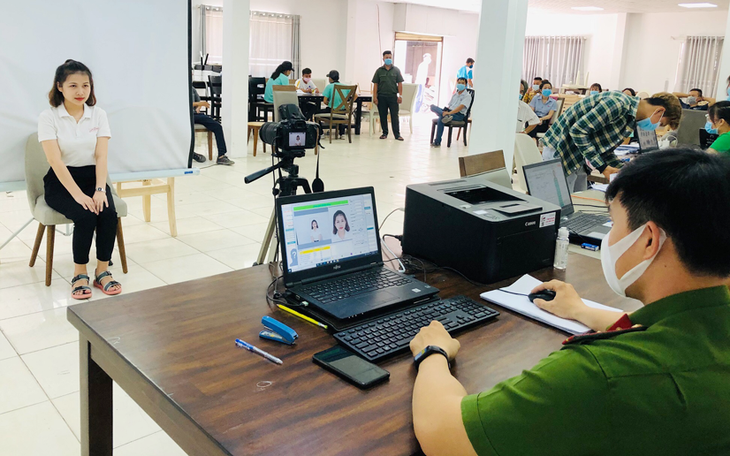 Sắp bỏ sổ hộ khẩu giấy mà chưa có CCCD gắn chíp thì phải làm sao?
