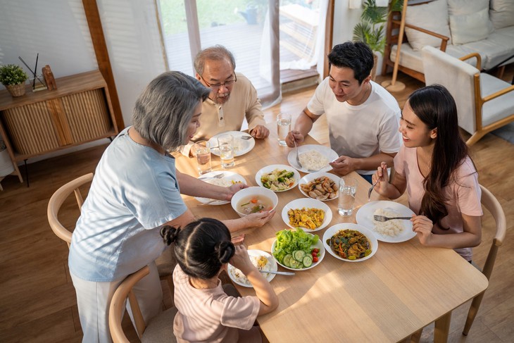 Những bữa cơm tất niên nhắc nhẹ "bạn là cả thế giới" với gia đình - Ảnh 1.