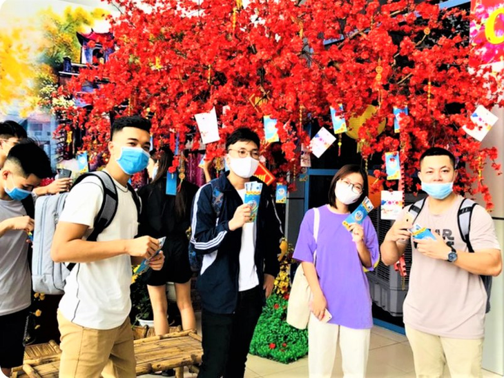 Nhiều trường đại học dành hàng tỷ đồng để lì xì, tặng quà Tết cho sinh viên - Ảnh 2.