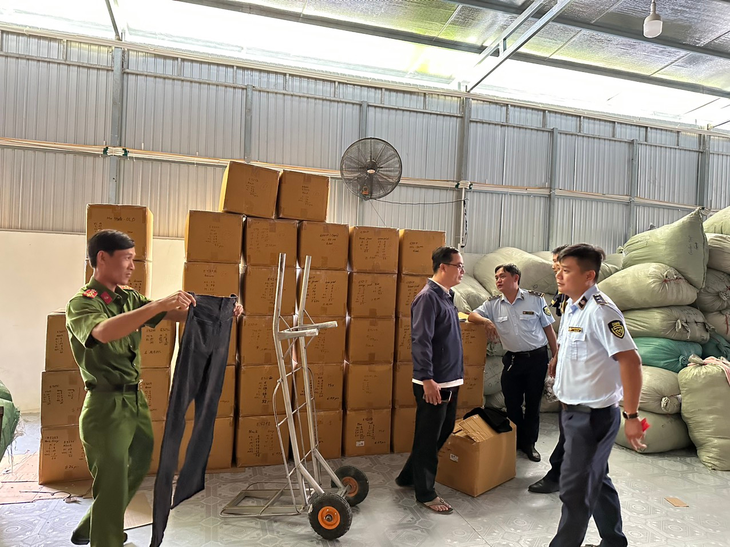 Liên tiếp phát hiện số lượng lớn quần áo giả mạo nhãn hiệu nổi tiếng dịp cận Tết - Ảnh 2. Liên tiếp phát hiện số lượng lớn quần áo giả mạo nhãn hiệu nổi tiếng dịp cận Tết - Ảnh 2.
