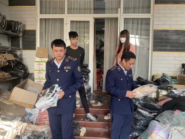Liên tiếp phát hiện số lượng lớn quần áo giả mạo nhãn hiệu nổi tiếng dịp cận Tết - Ảnh 4. Liên tiếp phát hiện số lượng lớn quần áo giả mạo nhãn hiệu nổi tiếng dịp cận Tết - Ảnh 4.