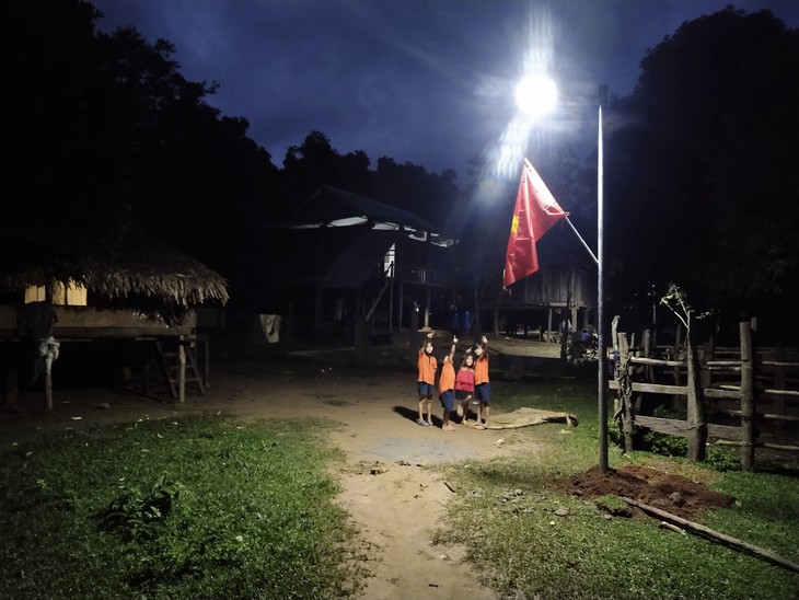 Những hành trình không ngại khó để mang ánh sáng về bản của người lính mang "quân hàm xanh" - Ảnh 5. Những hành trình không ngại khó để mang ánh sáng về bản của người lính mang "quân hàm xanh" - Ảnh 5.