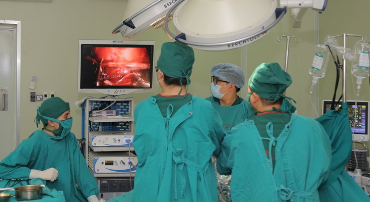 Hậu COVID-19, 2 bệnh nhân phổi đông đặc, có nhiều ổ cặn - Ảnh 2.