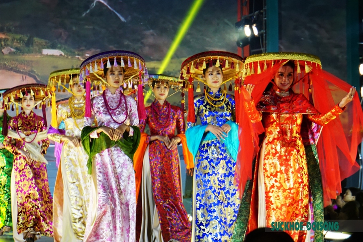 Áo dài ba miền hội tụ tại thủ đô Hà Nội - Ảnh 2.