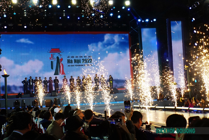 Áo dài ba miền hội tụ tại thủ đô Hà Nội - Ảnh 4.