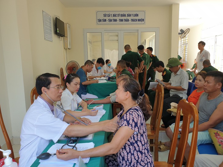 Những ca cấp cứu thót tim trên biển Bạch Long Vỹ - Ảnh 1.