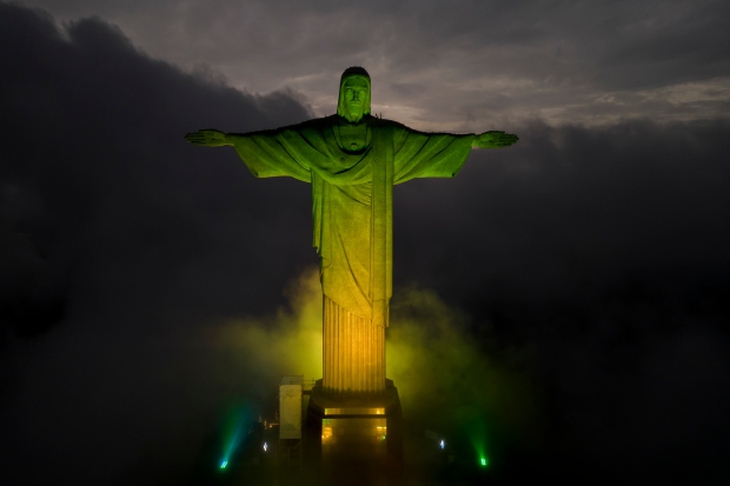 Hình ảnh người dân Brazil nghẹn ngào tưởng nhớ Vua bóng đá Pele - Ảnh 2. Hình ảnh người dân Brazil nghẹn ngào tưởng nhớ Vua bóng đá Pele - Ảnh 2.