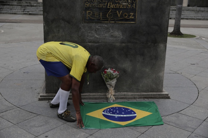 Hình ảnh người dân Brazil nghẹn ngào tưởng nhớ Vua bóng đá Pele - Ảnh 4. Hình ảnh người dân Brazil nghẹn ngào tưởng nhớ Vua bóng đá Pele - Ảnh 4.