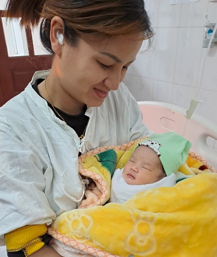 Thầy thuốc vượt biển đến xã đảo đỡ đẻ - Ảnh 1. Thầy thuốc vượt biển đến xã đảo đỡ đẻ - Ảnh 1.