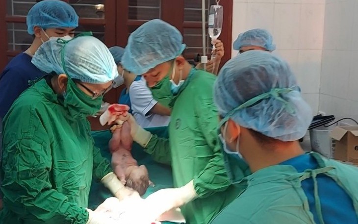 Thầy thuốc vượt biển đến xã đảo đỡ đẻ