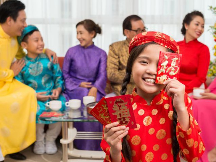 Dạy con cách nhận lì xì thế nào để cha mẹ không bị 'muối mặt'? - Ảnh 1.