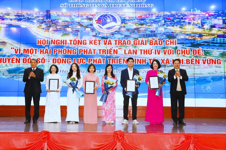 19 tác phẩm báo chí nhận Giải Báo chí Vì một Hải Phòng phát triển năm 2022 - Ảnh 2. 19 tác phẩm báo chí nhận Giải Báo chí Vì một Hải Phòng phát triển năm 2022 - Ảnh 2.