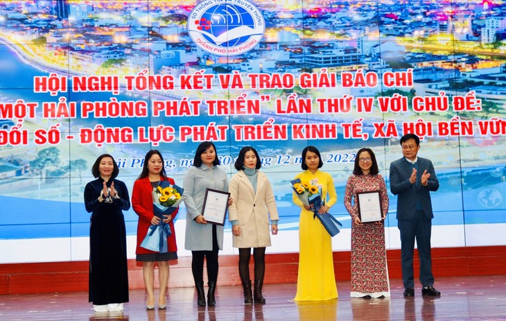 19 tác phẩm báo chí nhận Giải Báo chí Vì một Hải Phòng phát triển năm 2022 - Ảnh 1. 19 tác phẩm báo chí nhận Giải Báo chí Vì một Hải Phòng phát triển năm 2022 - Ảnh 1.