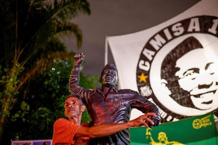 Hình ảnh người dân Brazil nghẹn ngào tưởng nhớ Vua bóng đá Pele - Ảnh 7. Hình ảnh người dân Brazil nghẹn ngào tưởng nhớ Vua bóng đá Pele - Ảnh 7.