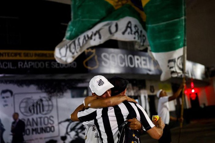Hình ảnh người dân Brazil nghẹn ngào tưởng nhớ Vua bóng đá Pele - Ảnh 8. Hình ảnh người dân Brazil nghẹn ngào tưởng nhớ Vua bóng đá Pele - Ảnh 8.