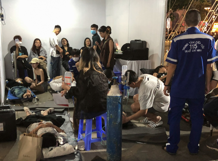 Biển người Sài Gòn đổ ra đường đón năm mới, nhiều người ngất xỉu ở đường Nguyễn Huệ - Ảnh 6.